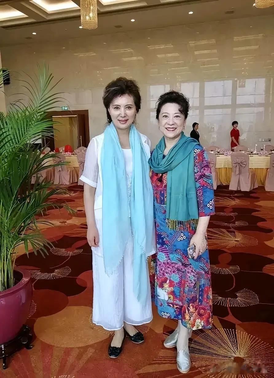 岁月催人老哟，照片上是两个影坛上非常出名的女演员，可惜她们都老了。左边这个穿