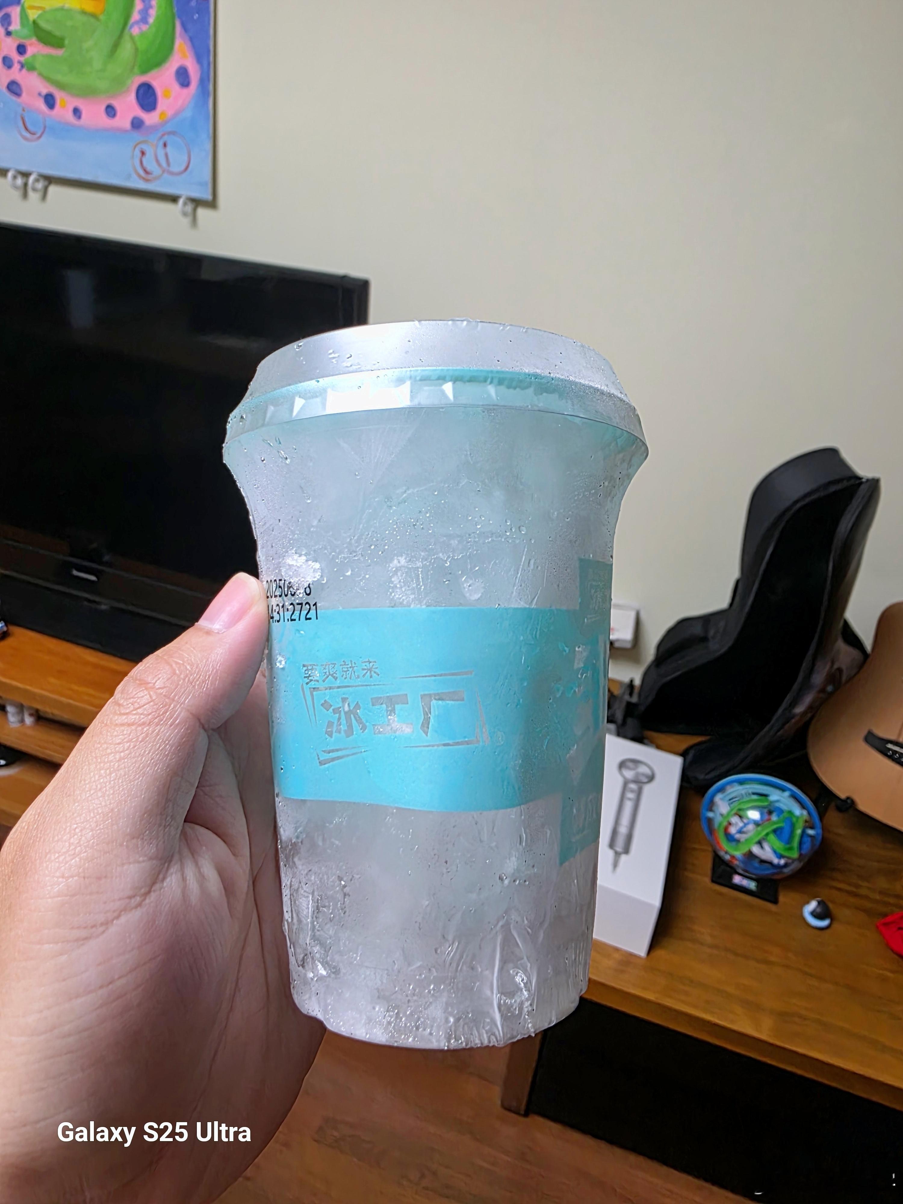 肯德基冰豆浆比热豆浆贵1元正常吧，小宇总爱买正这种杯装的冰块装气泡水喝，这一盒冰