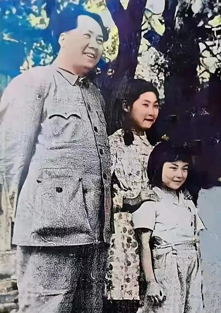 这是1949年，毛主席和两个女儿在中南海拍的照片！老照片1949年，就在新