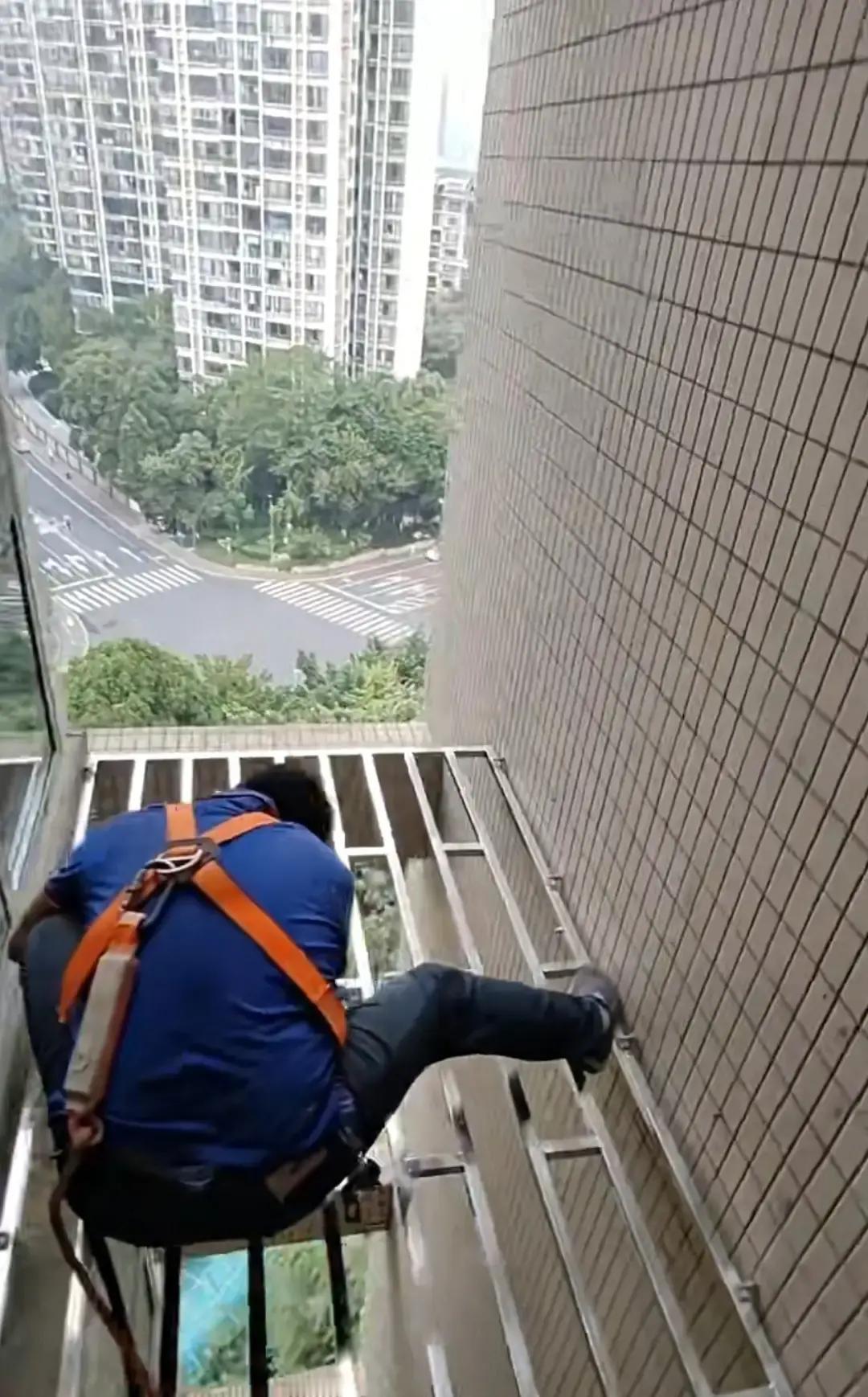 刷到专家说有人用空心不锈钢管搭阳台，膨胀螺丝只钉进墙里几厘米，我后背一凉。我家