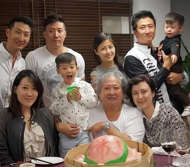 现在很多香港明星都在内地安了家，香港，内地两头跑。洪金宝的儿子也不例外，也在深