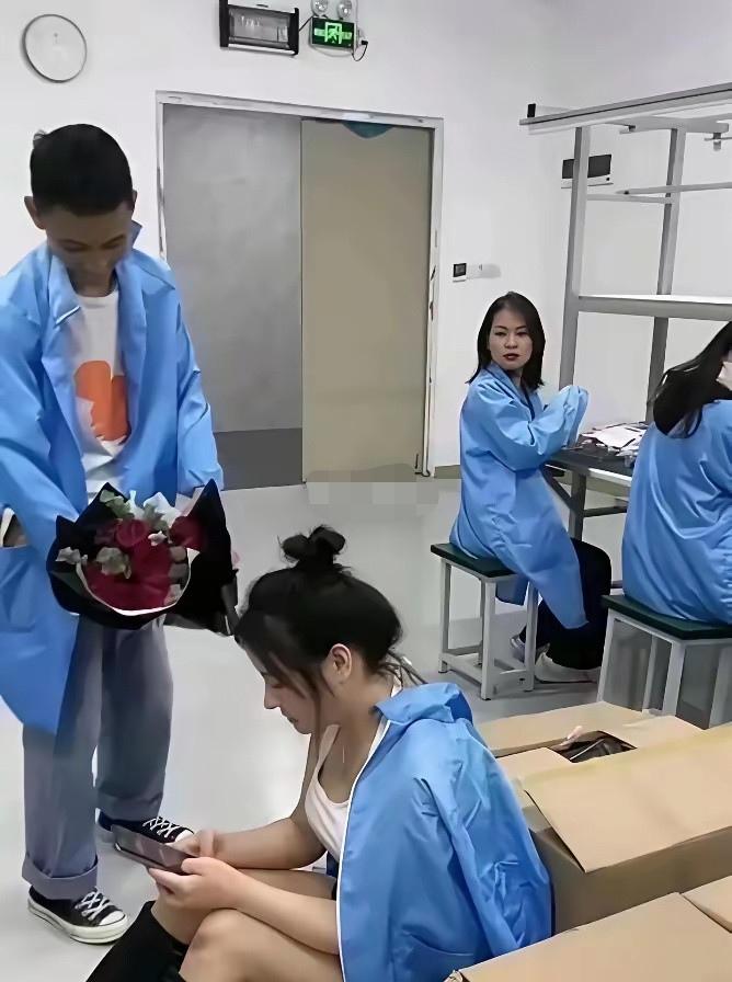 电子厂的爱情表达，都是在哄笑中收场！