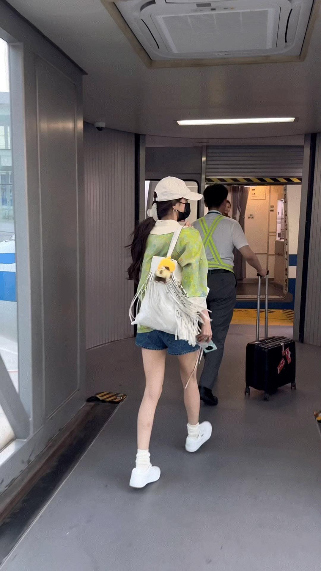 这个蹦蹦跳跳的活力崽是给labubu穿蜜蜂娃衣的那天啊带着我们蜜蜂甩甩甩[捂眼睛][