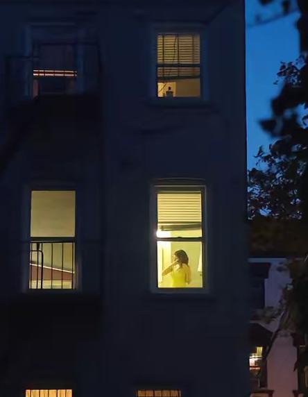 “你在家不穿衣服还不拉窗帘，把我老公都勾得魂都没了！不知羞耻！”李女士的声音像