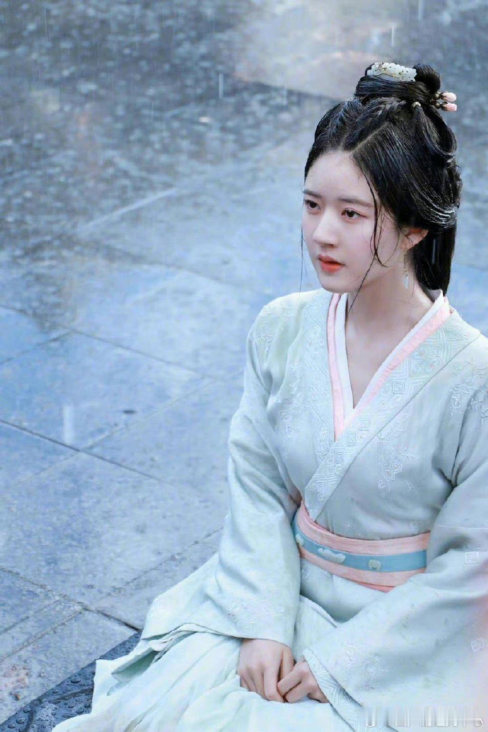 1、鞠婧祎下部接触的剧《七星彩》，男主找的是常华森，这个项目A级。2、倪妮的《夜旅人》已经过审了，即