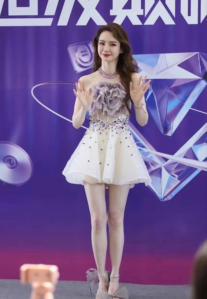 真替戚薇捏一把汗啊，凉鞋上的蝴蝶结这么大，好容易绊脚啊。