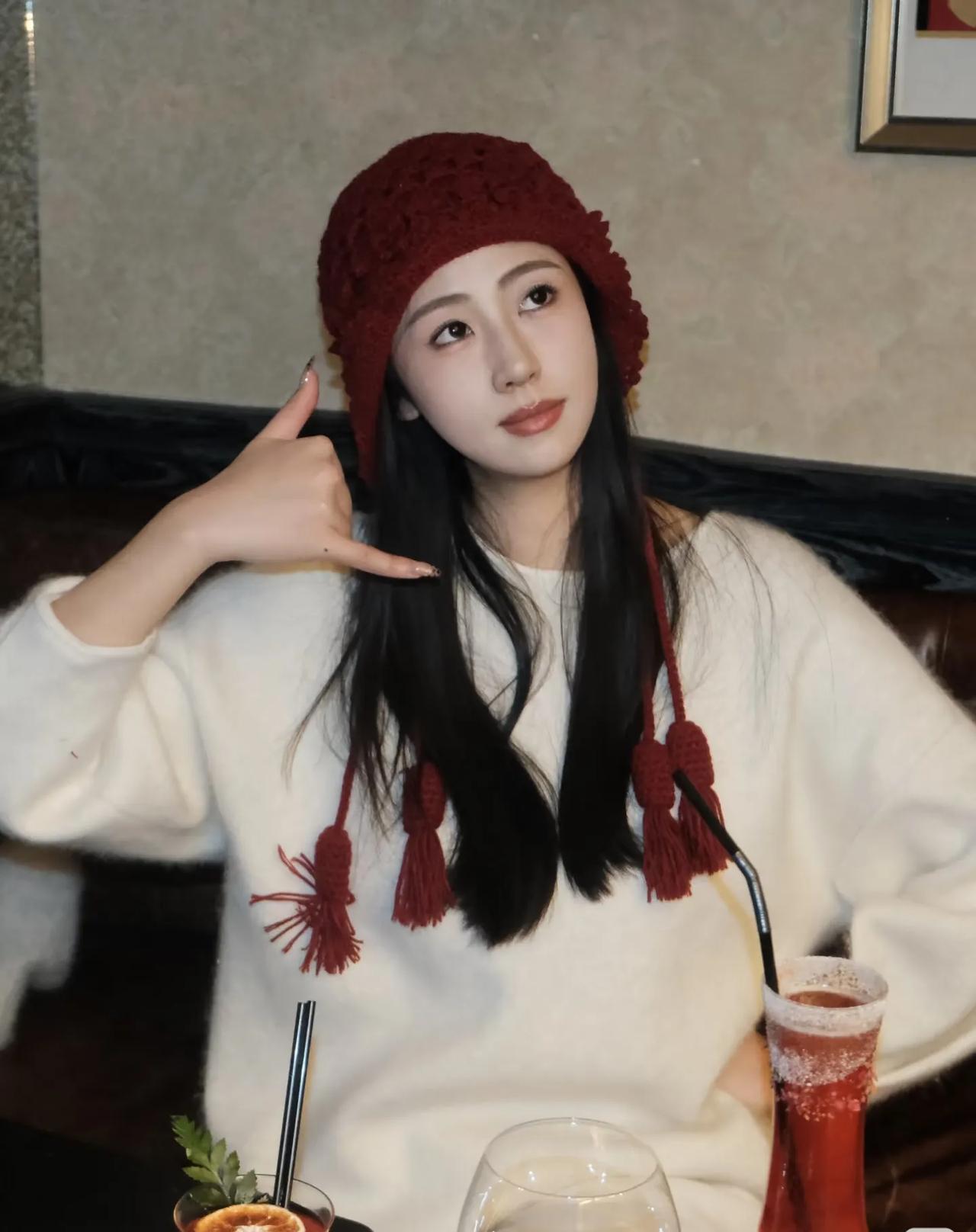 冬日暖阳下，咖啡馆里的一抹温暖时光🌞☕️🍂