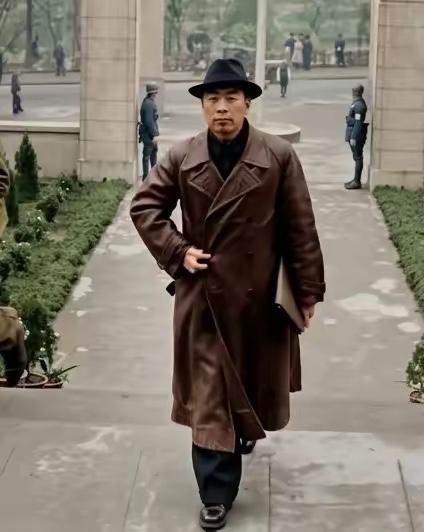1946年，周恩来身穿长款风衣头戴礼帽，走路带风英俊霸气。周恩来率中共代表团