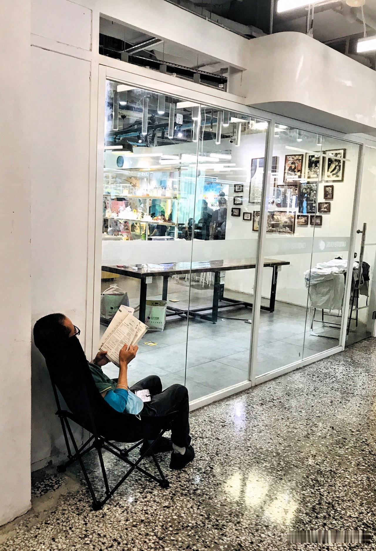 深圳是不是一架冰冷的绞肉机，毫无人情味，年轻时绞进来，衰老后甩出去？许多人常常用