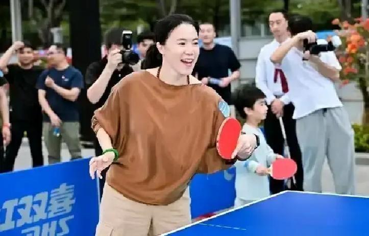 王楠在广州球馆教小孩打球，白T素颜，脖子挂串佛珠，左手腕那圈帝王绿晃得人眼花。