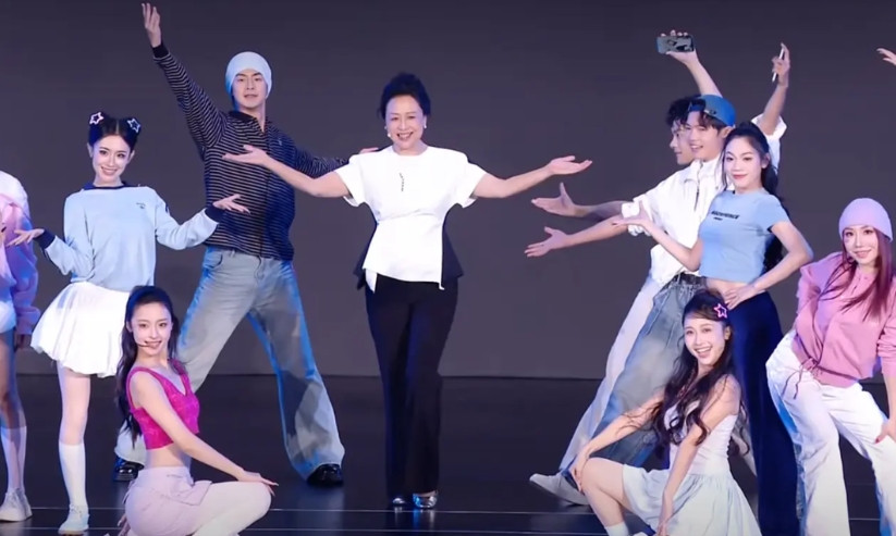 果然是主打年轻时尚的手机，荣耀500的发布会开场找了一堆活力四射的年轻人来了一场