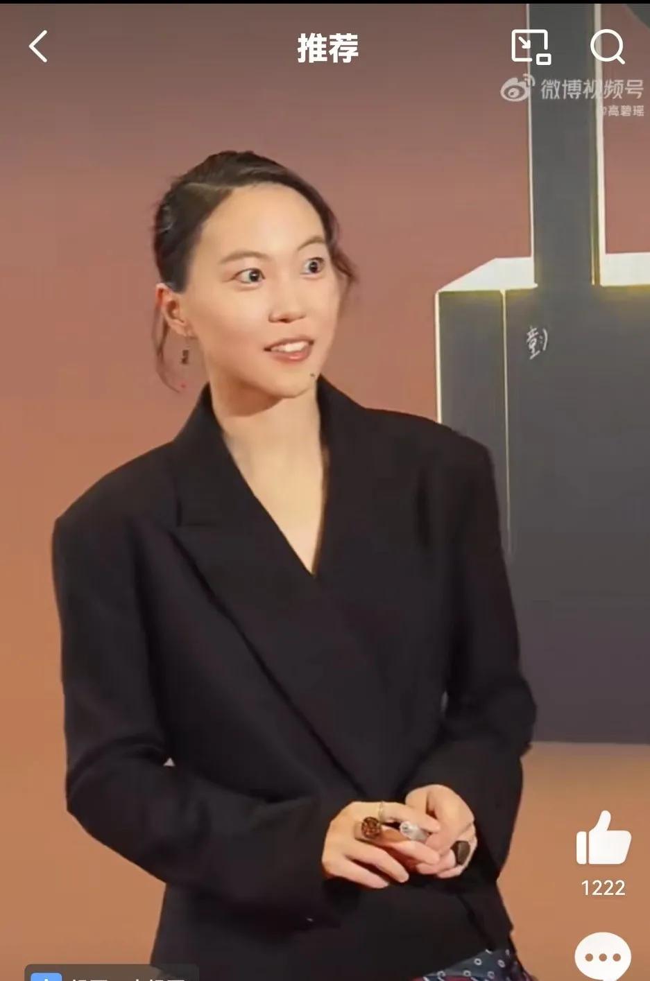 王菲女儿窦靖童出席活动照，27岁的她如今事业有成。无论是作为演员还是歌手，都很有