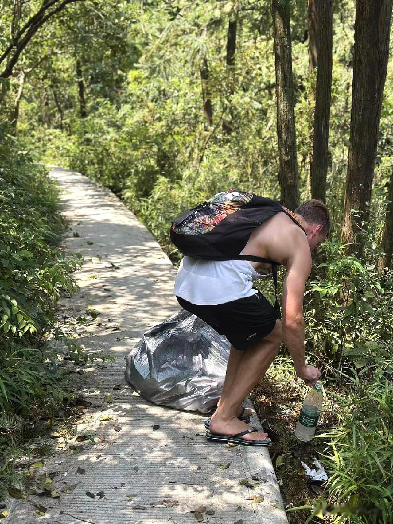 德国大叔的中国国庆礼，比烟花还暖！昨天国庆，大家都在聚会旅行吧？有个德国大