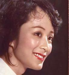 1997年，知名歌唱家谢莉斯在日常用餐时，突然感觉嘴巴麻木，不受控制的歪向一边，