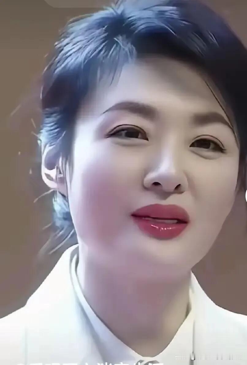 央视美女主持人周涛，脸庞圆润，是绝代美人，央视几十年难得遇见的大美人，她的气质比