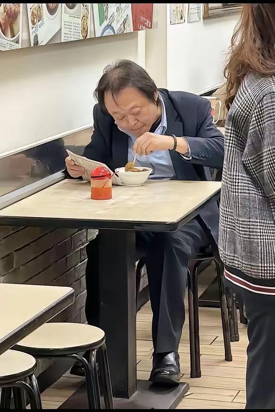 看到王世坚这张照片，有几个想不到。1、想不到，王世坚竟然是一个左撇子，但据说