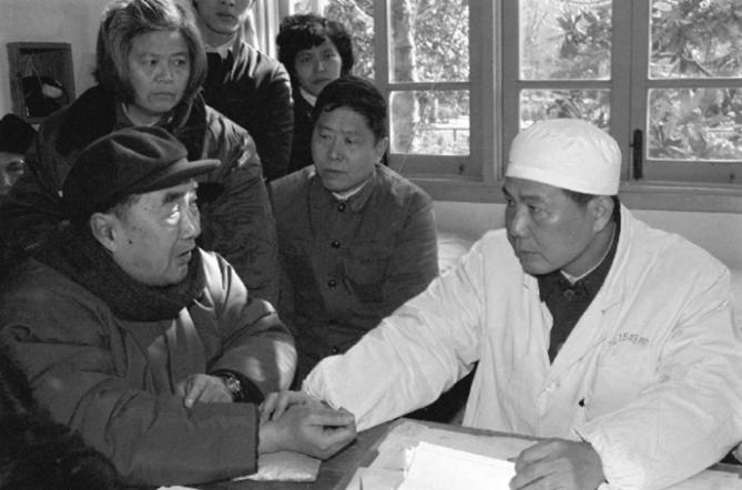 1988年9月底，1辆小轿车驶入南京军区总医院，2名军人拿着文件进入病房。在病房