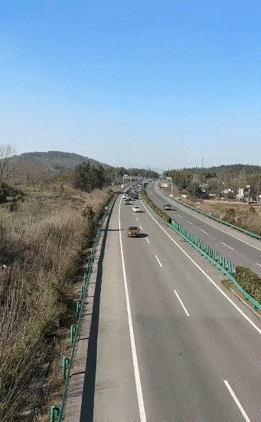 高速堵车，龟速车太多了，堵车大部分是龟速车造成的😡