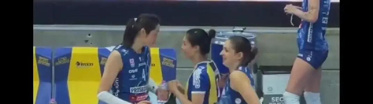 她熬夜三个月做了份礼物，朱婷没要。在球员通道堵住朱婷时，庄宇珊手有点抖。她把