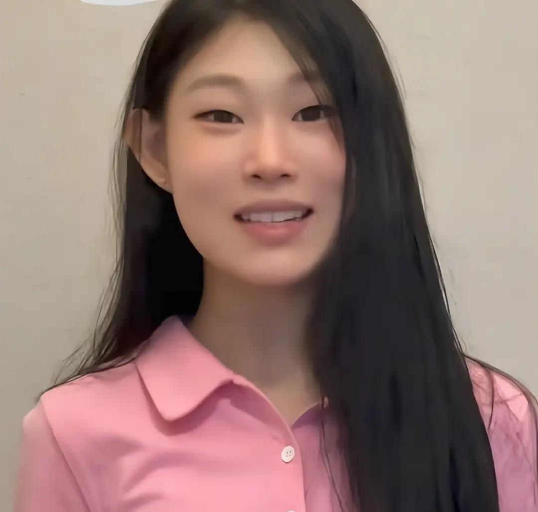 都说小沈阳的女儿和他是一个巴掌拍下来的，长得一模一样。其实她和她妈妈年轻时也很像