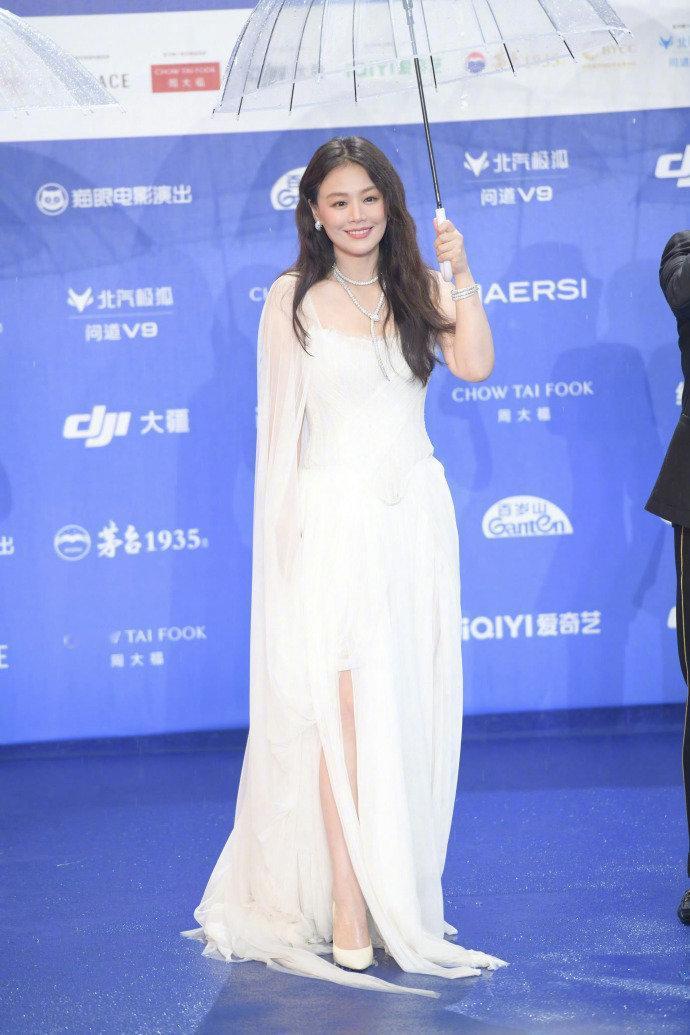 最近马思纯在出席活动的时候穿了一件白色的纱裙，看起来非常的漂亮，也很有吸引力。