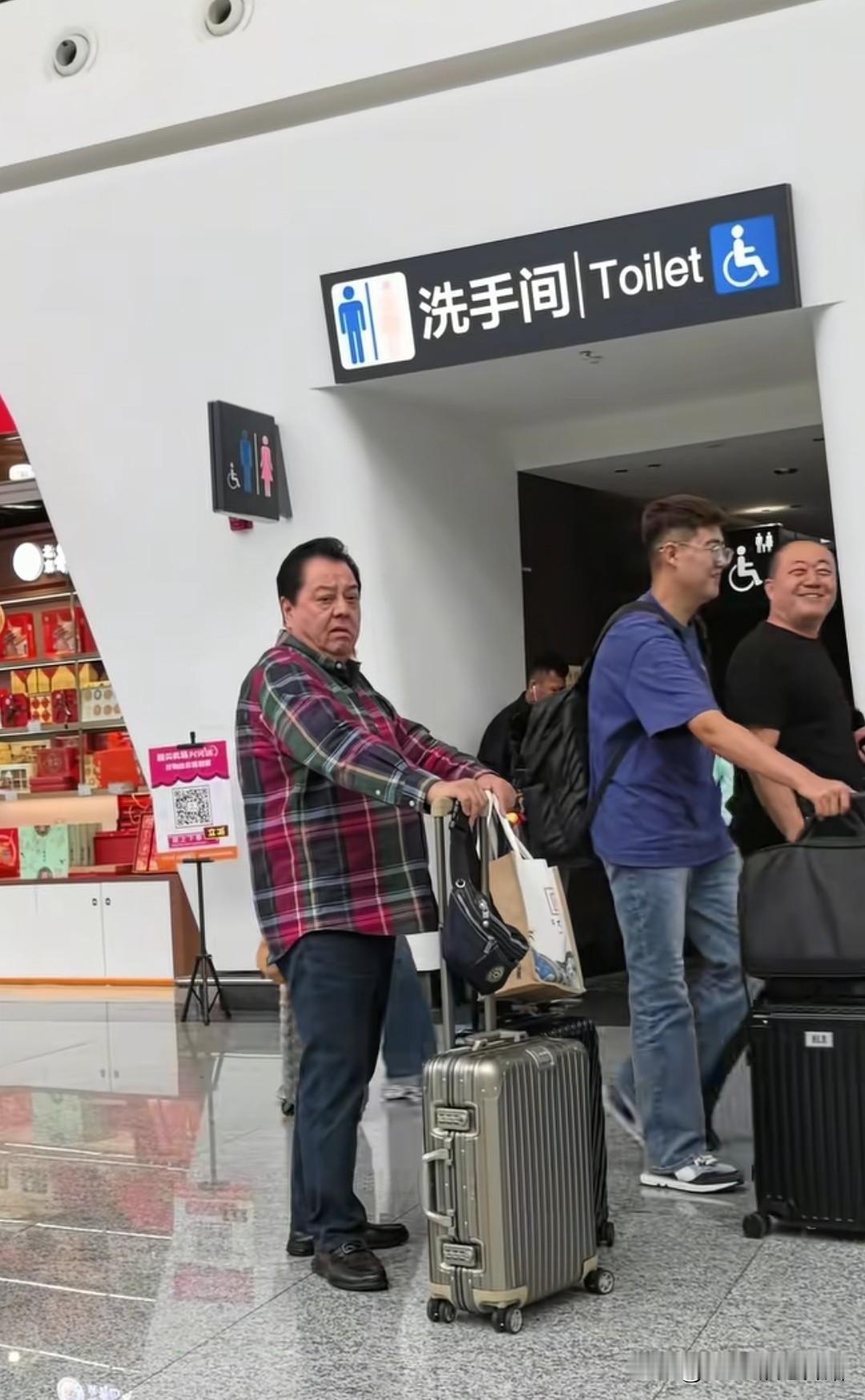 李金斗不愧是位善良而德高望重的老艺术家。这是不久前，李金斗与另外一位演员外出