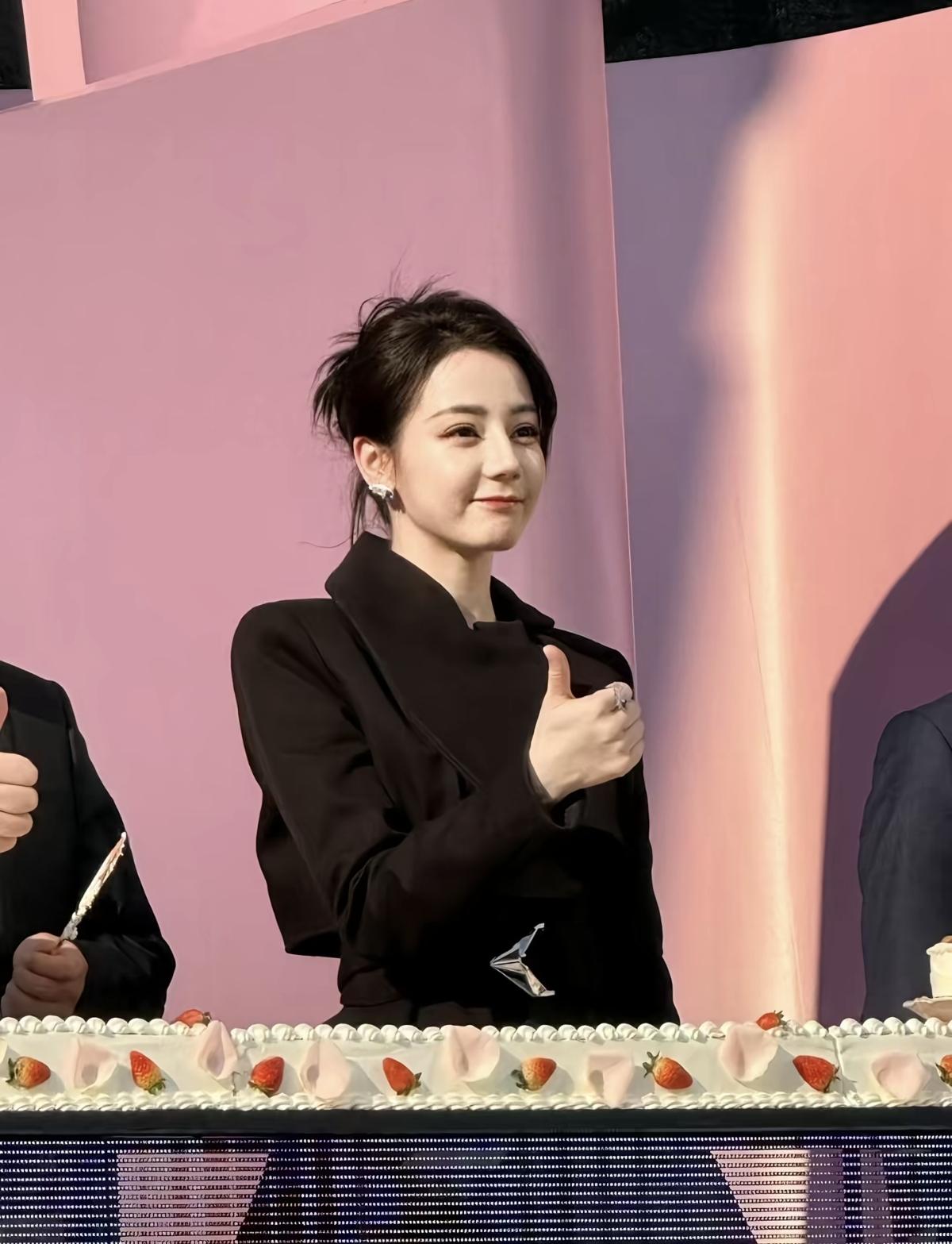 美在她身上不值得一提，人品超级好，又善良又心细[呲牙笑]看直播的时候她还帮主持人打