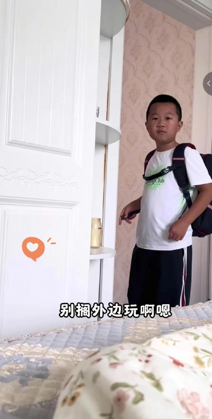 妈妈的“淀粉肠至上”清晨的客厅还飘着豆浆香，儿子把早餐往桌上一放，抓起书包就往门