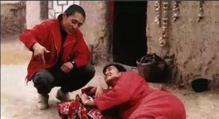 1987年，张艺谋筹拍《红高粱》，女主选了“丰乳肥臀”的史可。然而，巩俐也想出演
