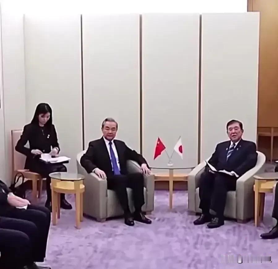 在气势上，石破茂就已经输了！王毅外长会见日本首相石破茂，王外长正襟危坐，不卑不