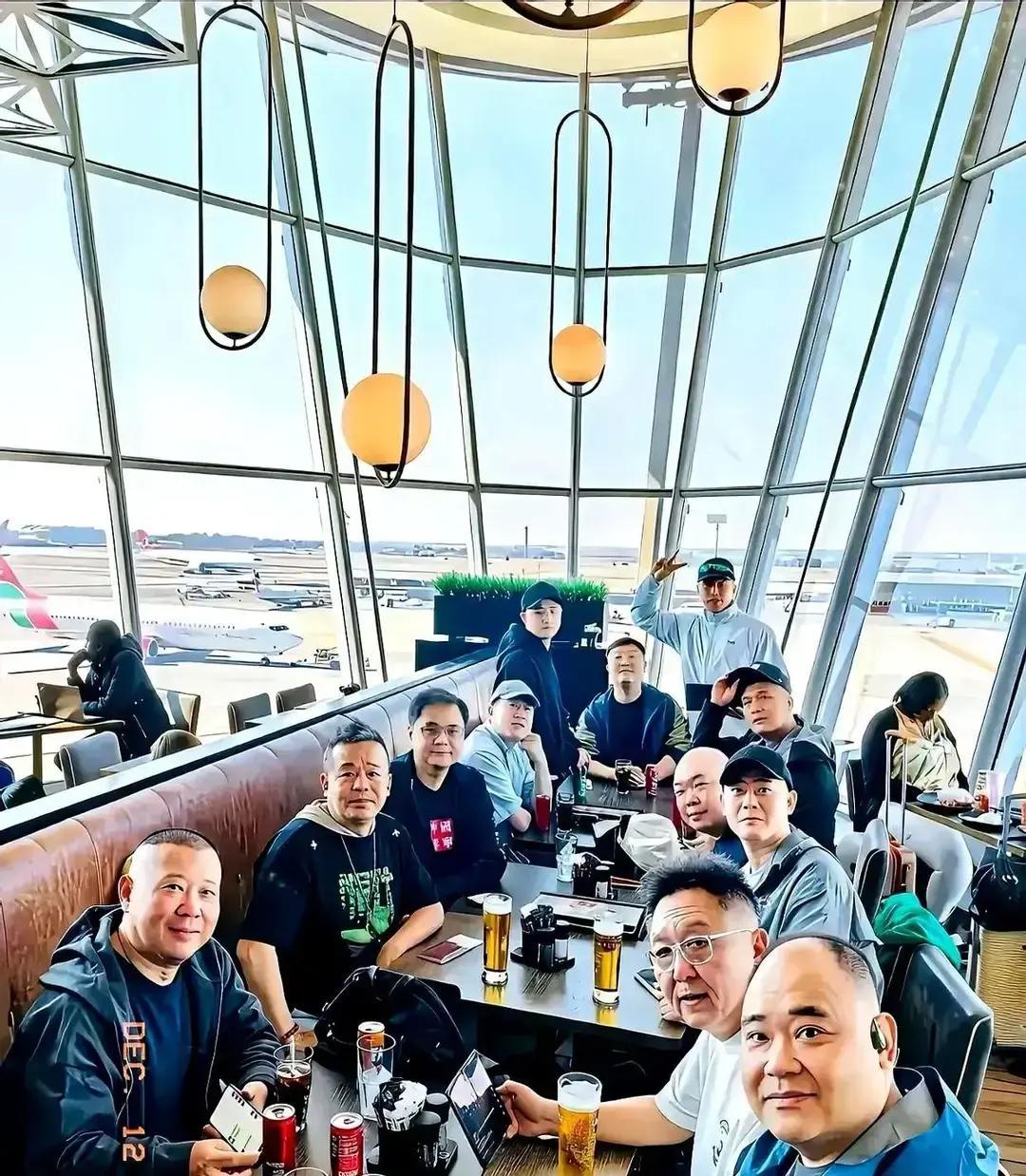 郭德纲摆饭局，谁坐哪儿就是工资条。老郭正中，于谦旁边，高峰侯震贴身，这是第