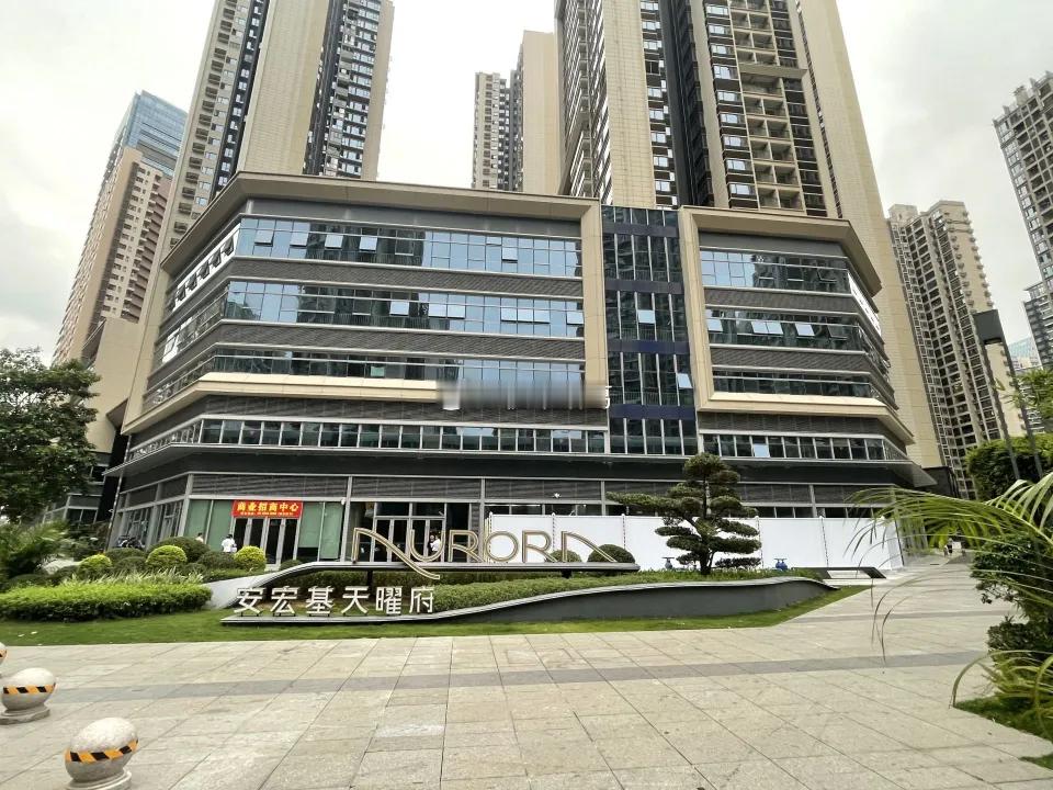 近日，深圳龙华一住宅小区楼下的商业裙楼被曝要改成酒店，停车场也被划走了一部分给商