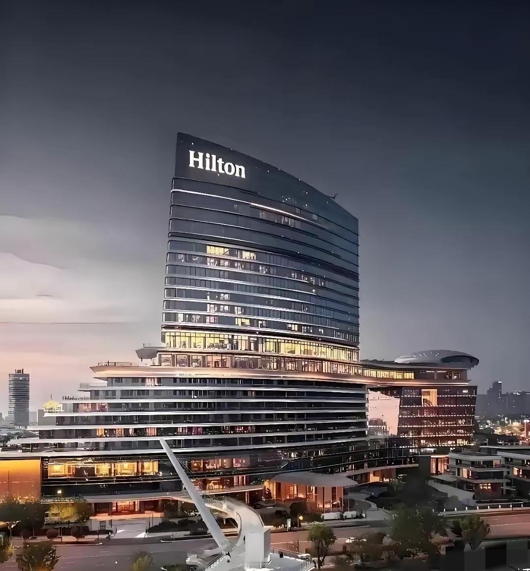 一个上海博主住进希尔顿，顺手把冰箱里25块的可乐喝了，转头去便利店买瓶三块的