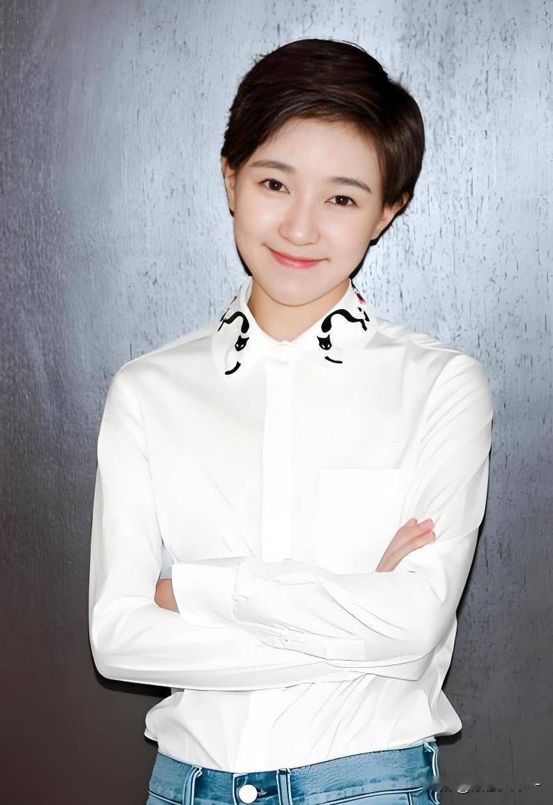 演员焦俊艳，可真是演艺圈的一股清流啊，明明长了一张漂亮的脸蛋儿而且演技也