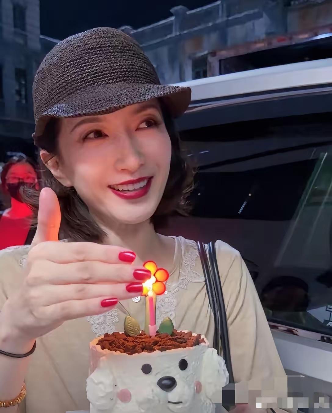 说实话江疏影全靠化妆漂亮，如果素颜看起来她太显老