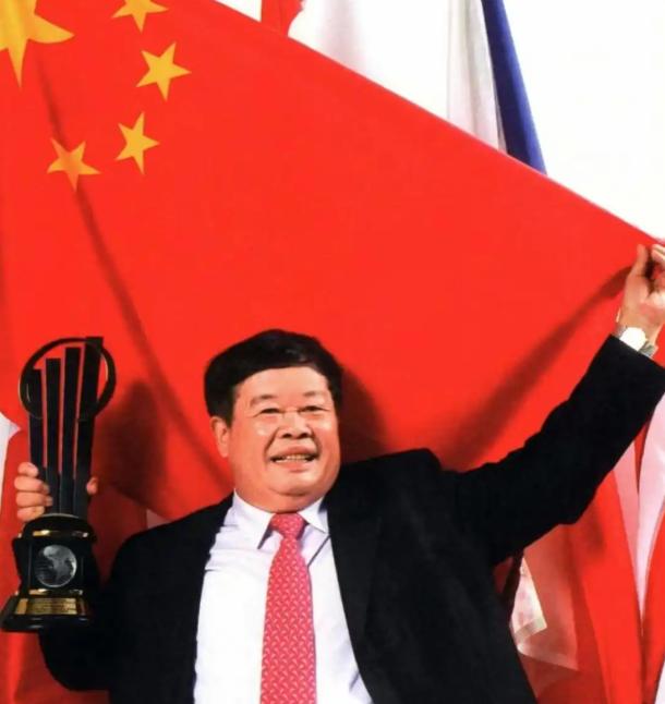 1984年，曹德旺去旅游买了一根拐杖，坐车时被司机呵斥：“小心点，碰坏车玻璃你可