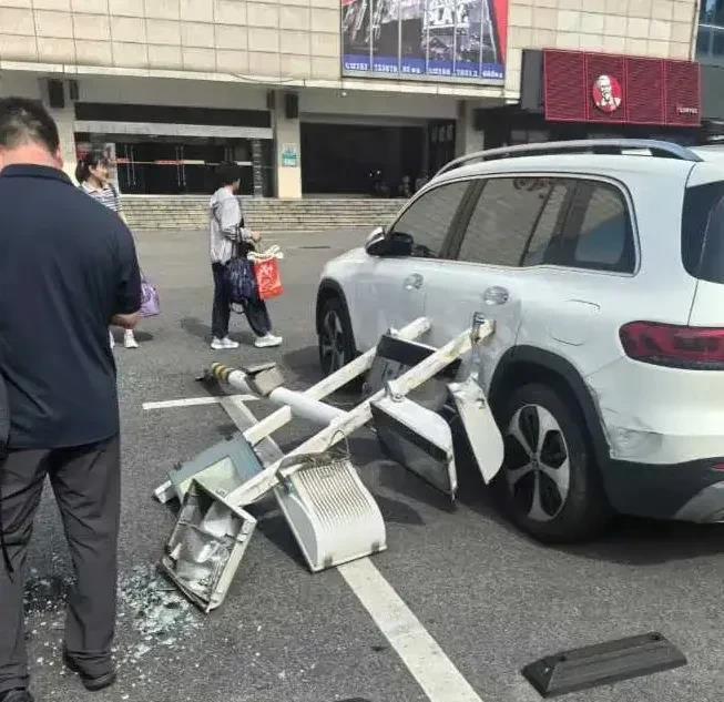 这种情况保险公司陪吗？还是应该找哪个单位呢？