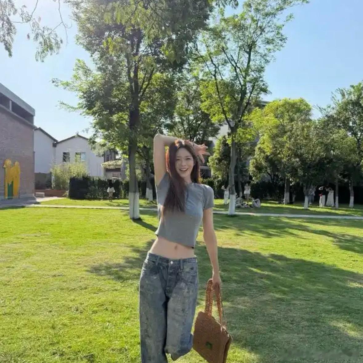 湖南台沈梦辰近照曝光，36岁状态好到惹人嫉妒，才明白打败年龄的不是钱