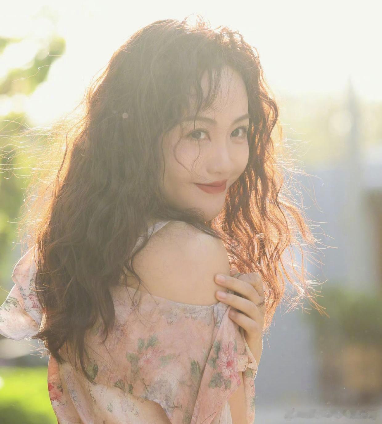 1.杨蓉特别通透聪明，在公司一向低调佛系、不争不抢，私下和公开场合都会夸赞老板