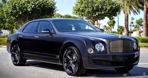 宾利那贵得可不是一星半点。就拿宾利慕尚来说，官方指导价就得四五百万。它的内饰