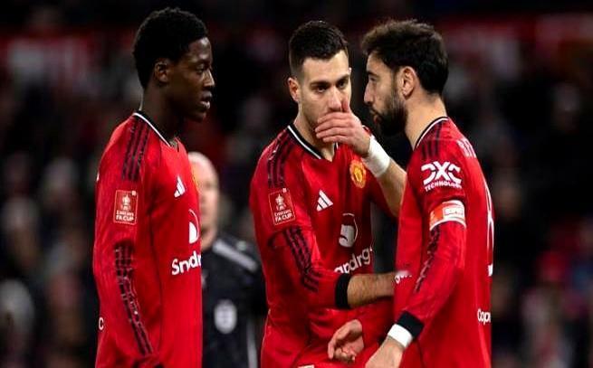 把英格兰天才按废，差点逼得他转会那不勒斯，曼联队长达洛特却说：你应该感谢那个刚被