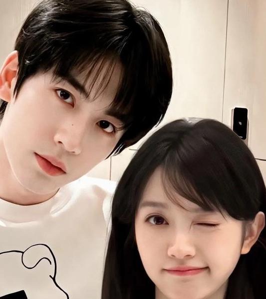 近日，张凌赫和田曦薇的直拍生图引发热议，两人的骨相颜值被赞封神，CP互动更是高甜