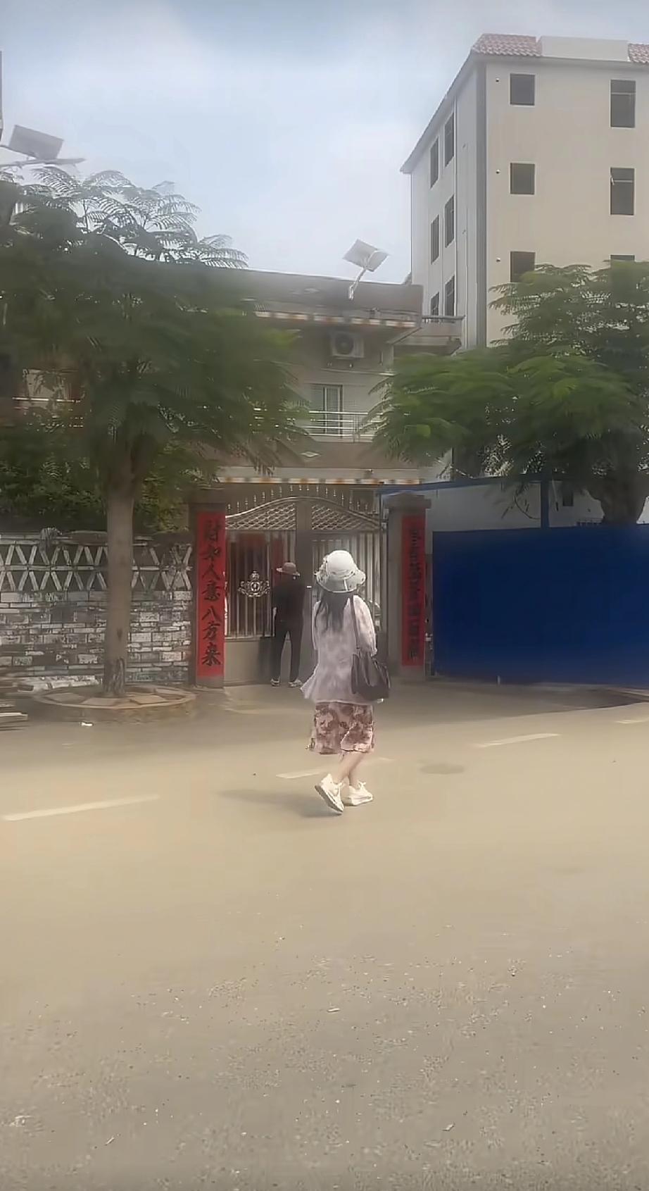 全红婵被拍到回老家，身影有点落寞，个子长高了。3月26日，有网友在全红婵的老