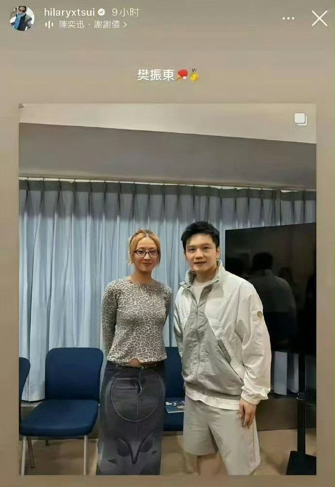 请教女同胞，小樊边上这位女士的裙子是不是穿反了？
