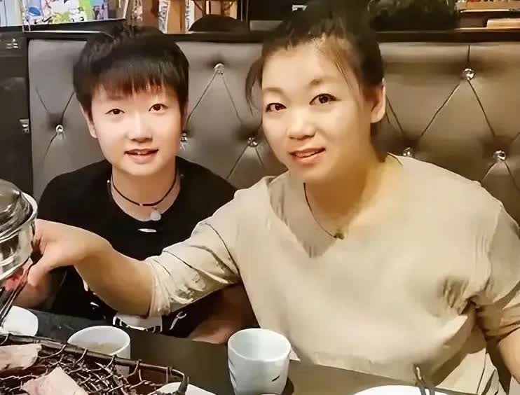 孙颖莎瑞典夺冠后，最开心和最幸福的的人当属她的爸爸和妈妈了！当老两口熬夜观看女儿