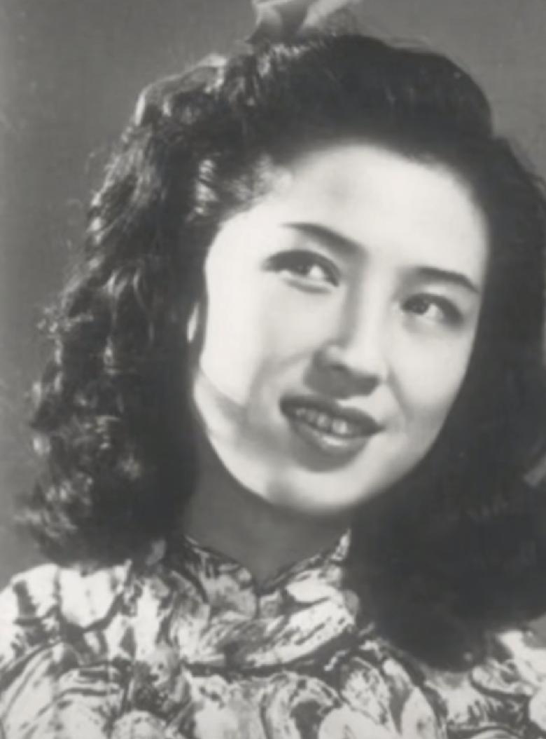 一顿饭，母女三人都成了杜月笙的情人。筱兰英带着两个女儿姚玉兰、姚玉英，在上海梨