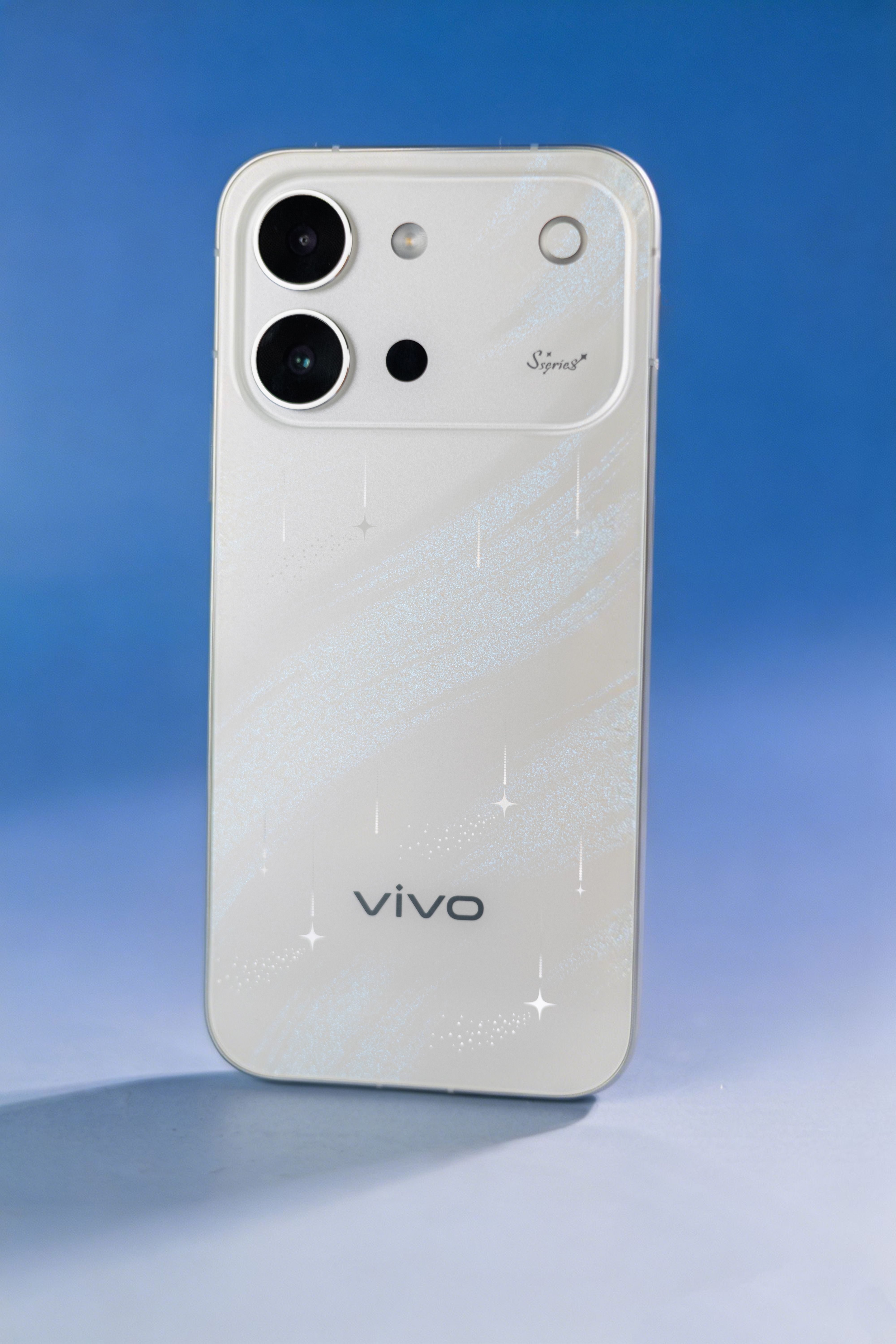 夏日的海，藏着许多人无尽的遐想。vivoS60的星星海将夏日海面上的点点星光通