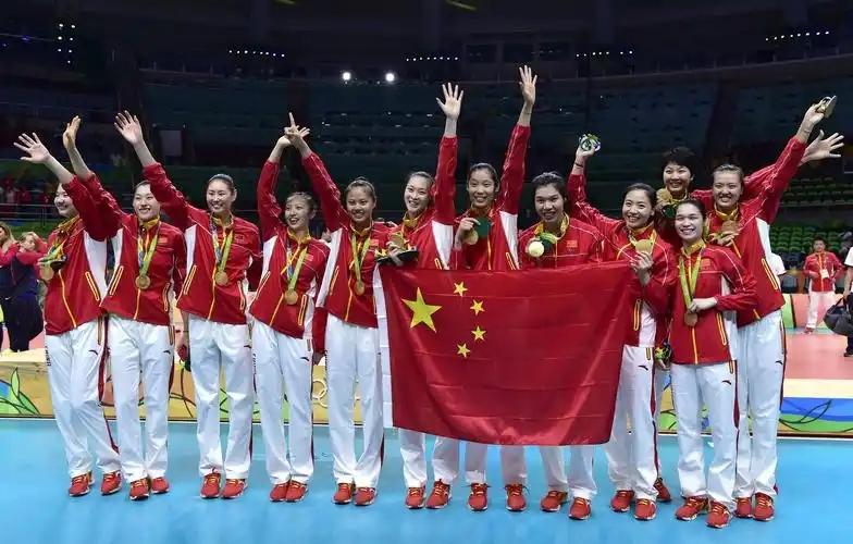 日本女排彻底尴尬了！第三局10:2领先中国女排，日本场上球员、主教练以及替补席