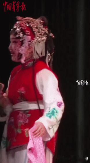 “太有才了！”安徽合肥，一女孩在台上表演，不料，表演的扇子突然挂在头饰后面，不管
