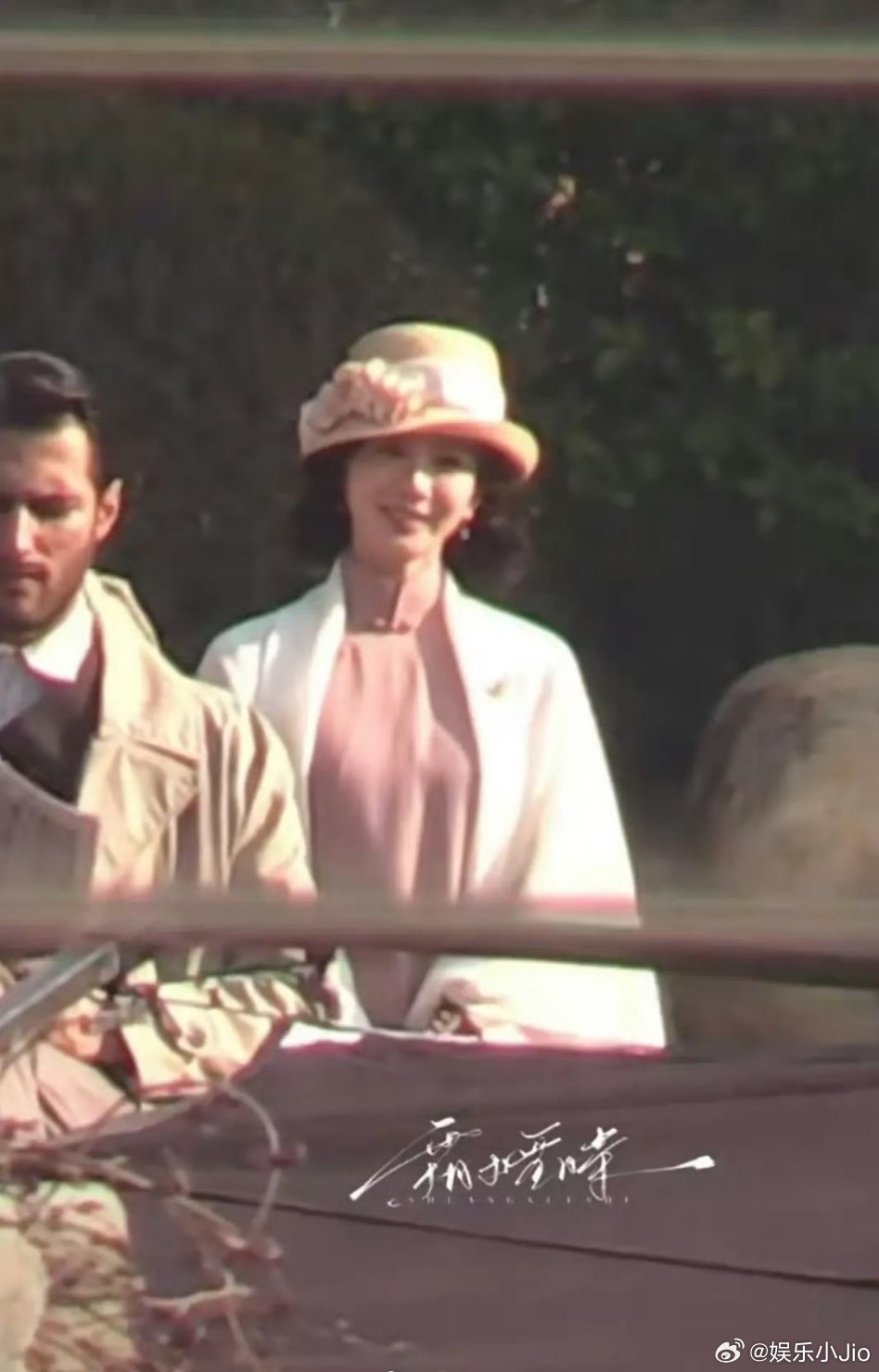 刘诗诗《千里江山图》路透，姐真的好适合这种粉色旗袍，现在那里就好温柔